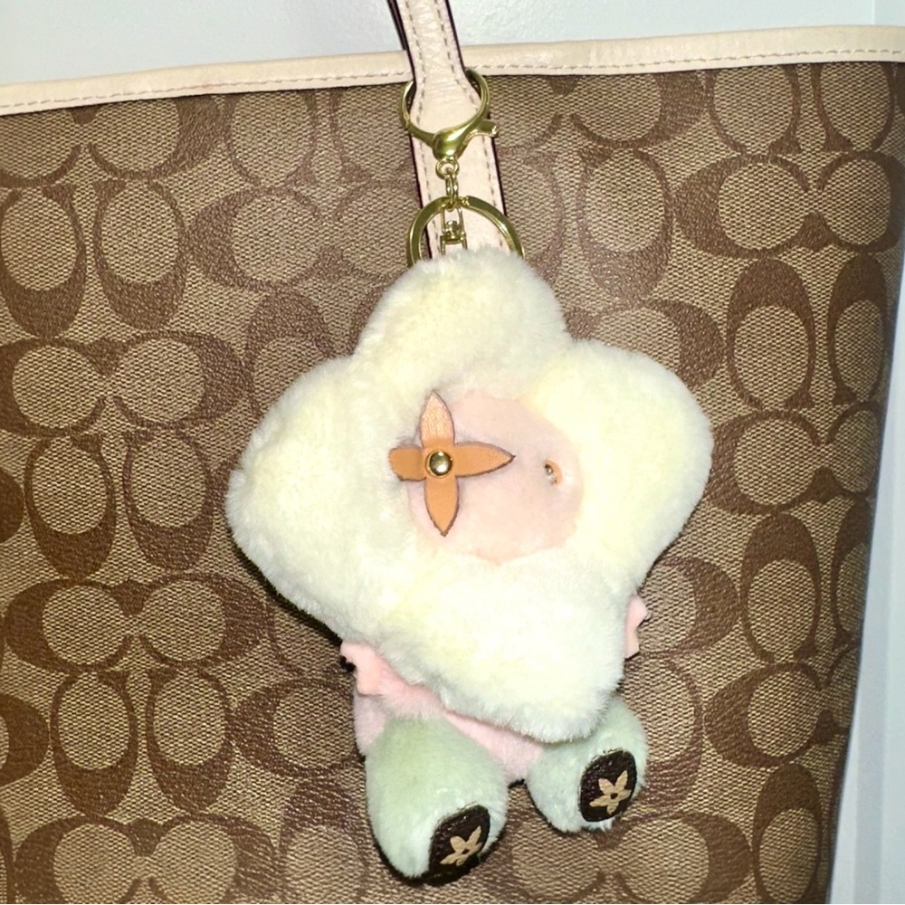 Flower Plush Keychain - Picture 4 of 4